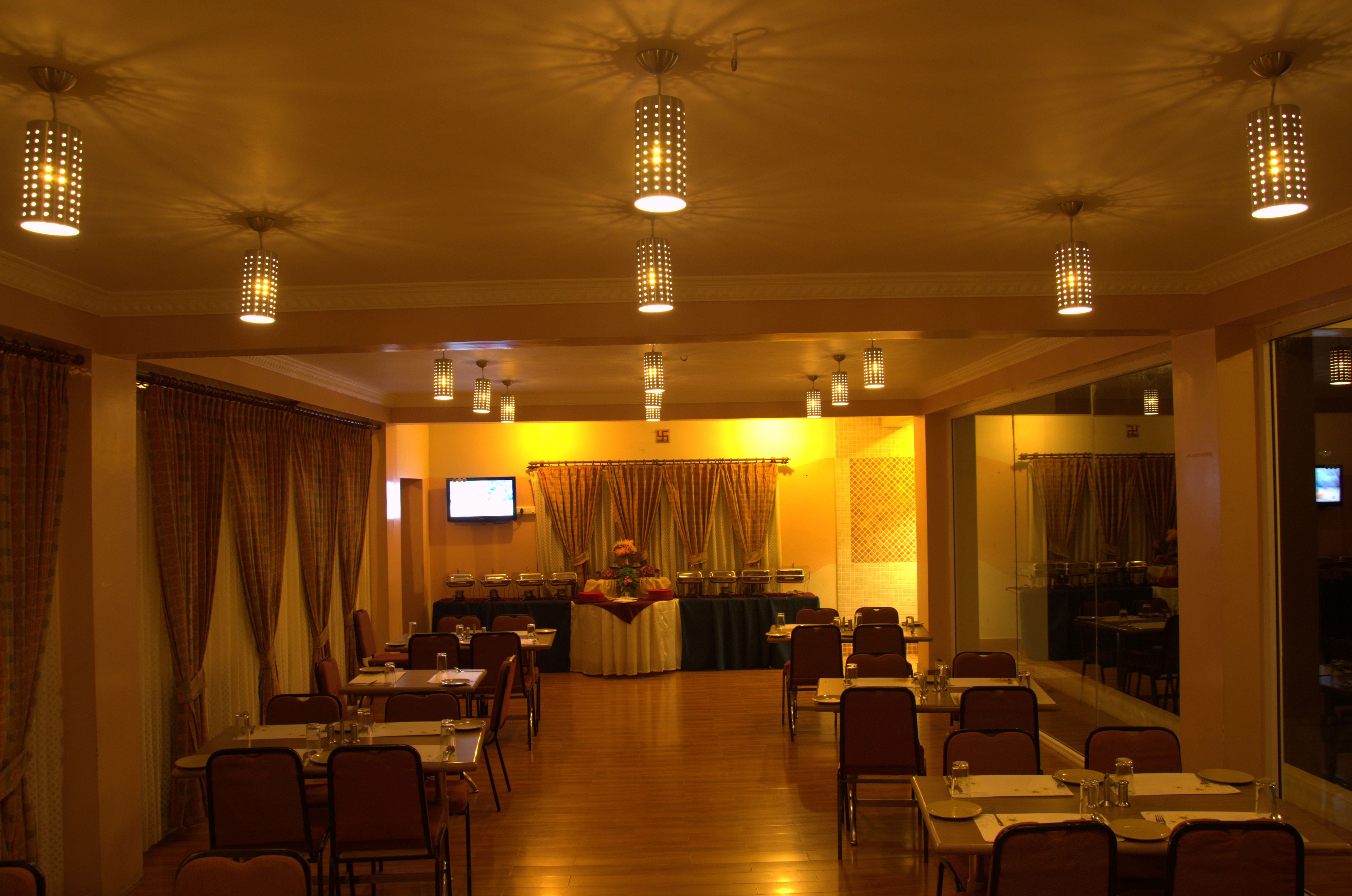 Luxury resort restaurant in Ooty with stylish interiors, buffet dining, and comfortable seating for families and groups. 